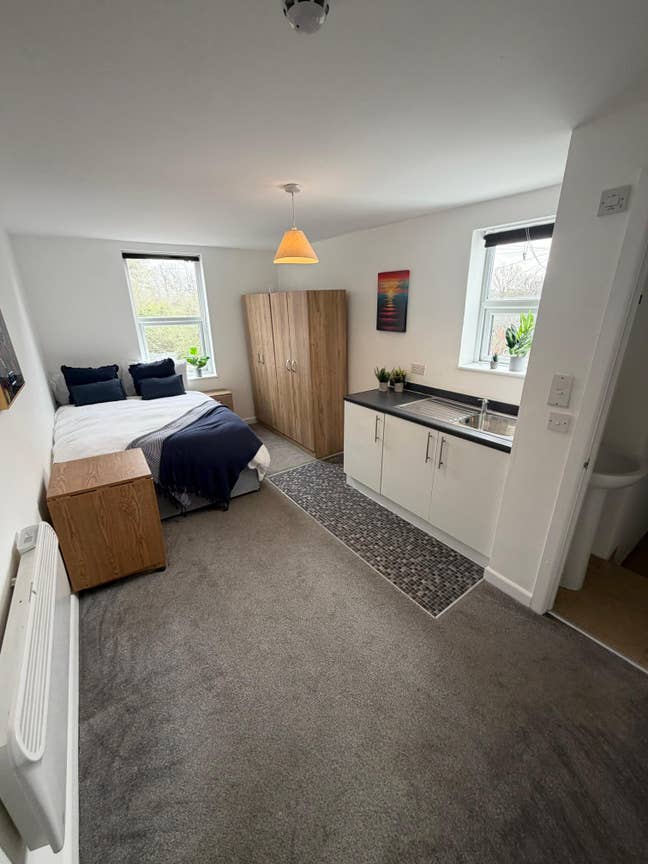 Large Modern En-Suite Rooms in Stockport Main Photo