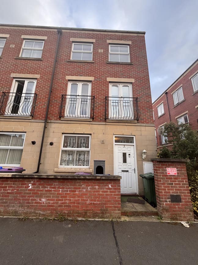 Spacious Rooms Near Town Centre | Small HMO Main Photo