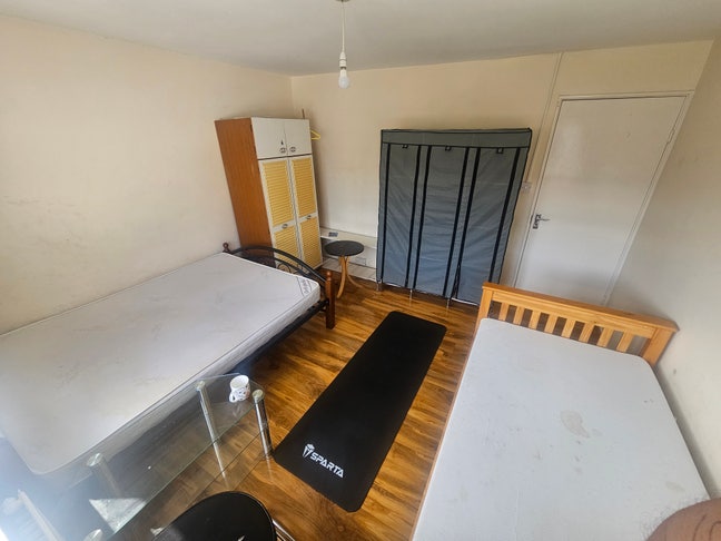 Spacious Double Room – Bills Included Main Photo