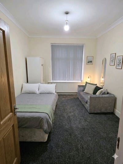 Furnished Spacious Double bedroom OL8 Main Photo
