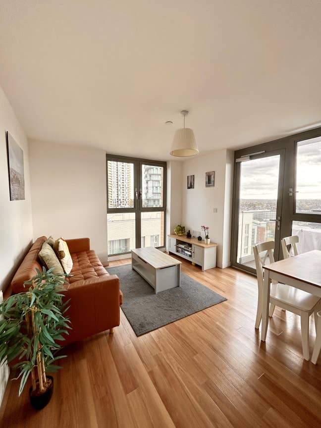Bright  Room in a Modern High-Rise  🌿 Main Photo
