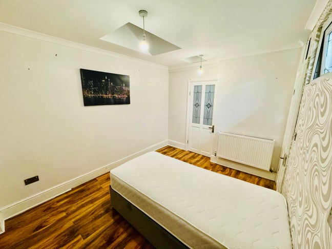 Newly Refurbished Room in BARKING Main Photo