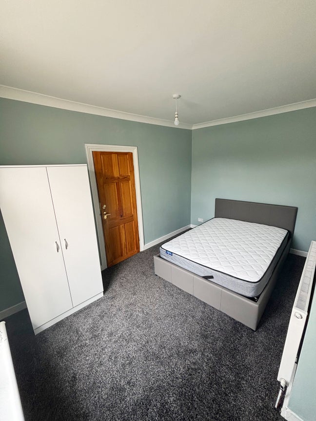 Newly refurbished 3 Bed Terrace to RENT Main Photo