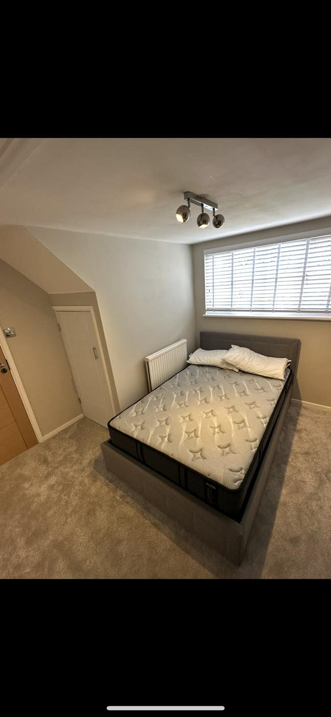 Modern Double Room En-suite Near Airport Main Photo