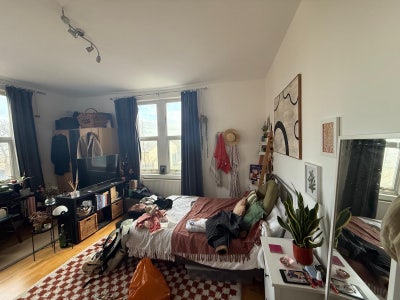 Big light-filled room available in Wimbledon house Main Photo