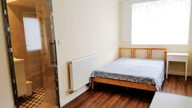A QUALITY ensuite doubleroom in heart of staines Main Photo