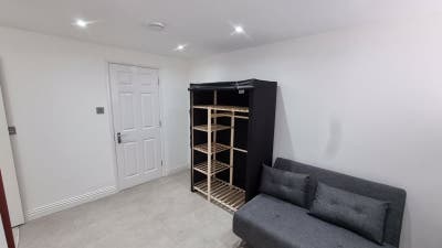 Single studio to let Main Photo