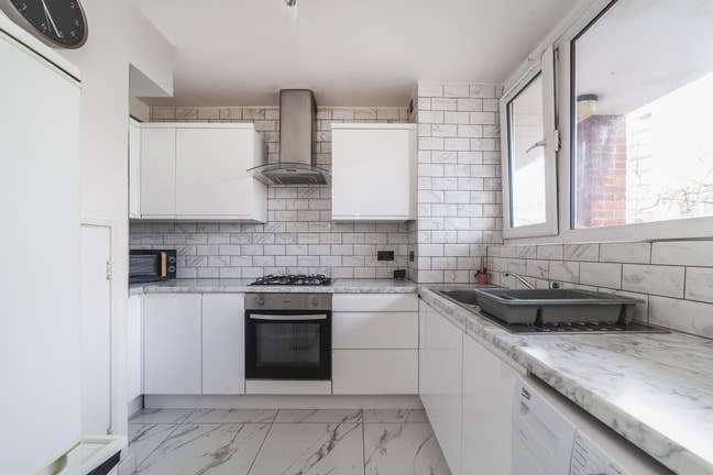Only 2 Weeks Deposit! Modern Budget Double Room Main Photo