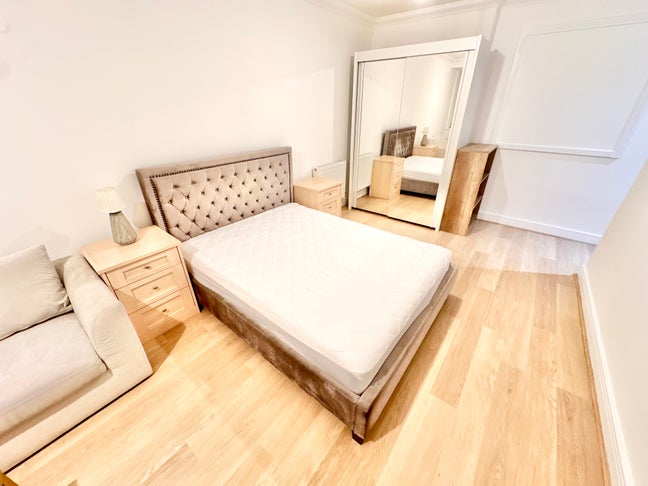 Beautiful Double rooms en-suite 2 min Central Line Main Photo