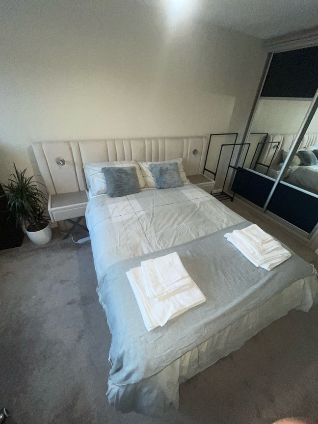 Double Bed | Free Parking | 6 min walk to Tram Main Photo