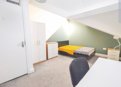 Spacious Double Room in a 3 Bed Flat in L7 Main Photo