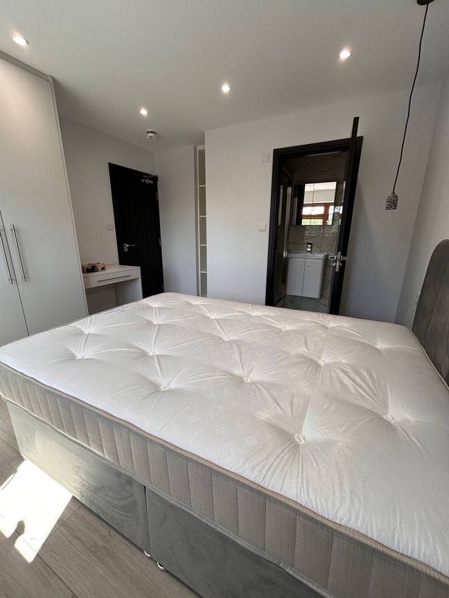 Brand new refurbished Double & Single rooms  Main Photo