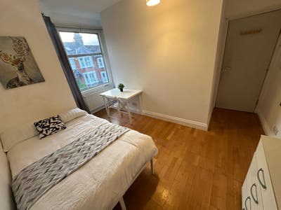 Spacious newly furnished room- all bills incl Main Photo