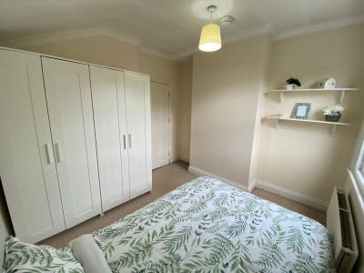 Professional House Share - Elizabeth Line Main Photo