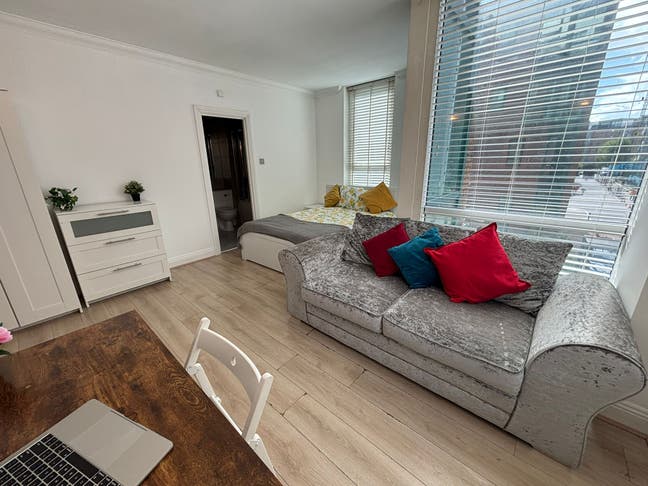 Spacious ensuite room Main Photo