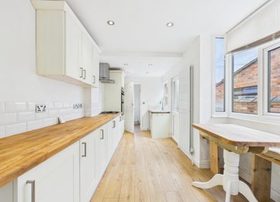 Spacious Bright Double Room Walking To HPC Bus Main Photo