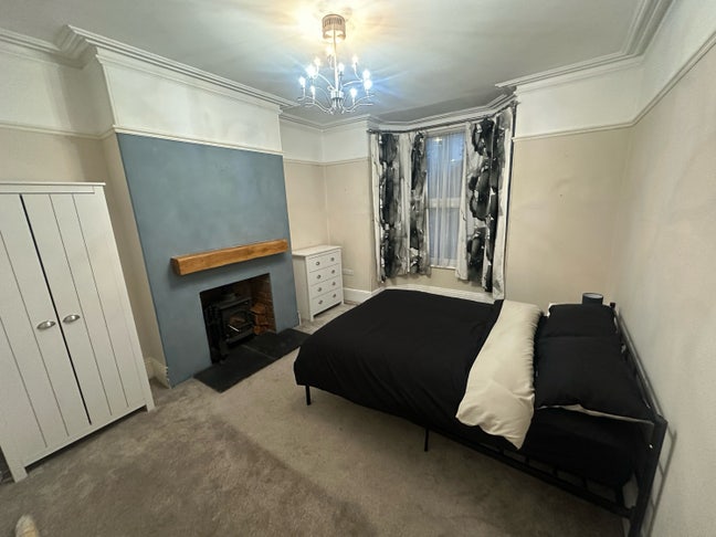 Spacious Bright Double Room Walking To HPC Bus Main Photo