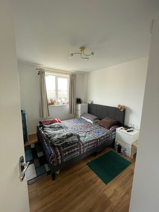 Shared double room available with a girl Main Photo
