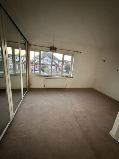 Double bedroom with full use of house Main Photo