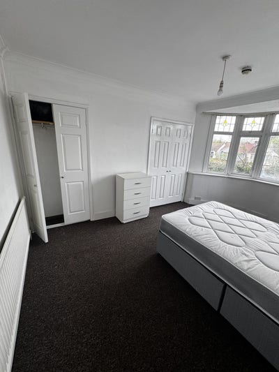 Large double room in RM1 Main Photo