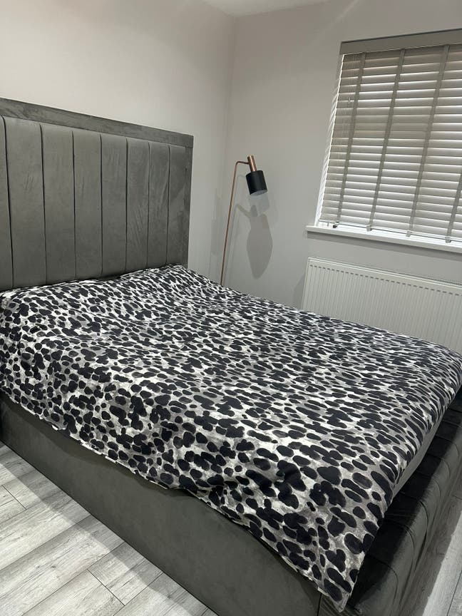 Double room in clean flat - 2 mins from station! Main Photo