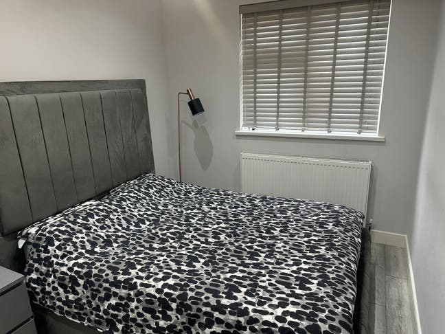 Double room in clean flat - 2 mins from station! Main Photo