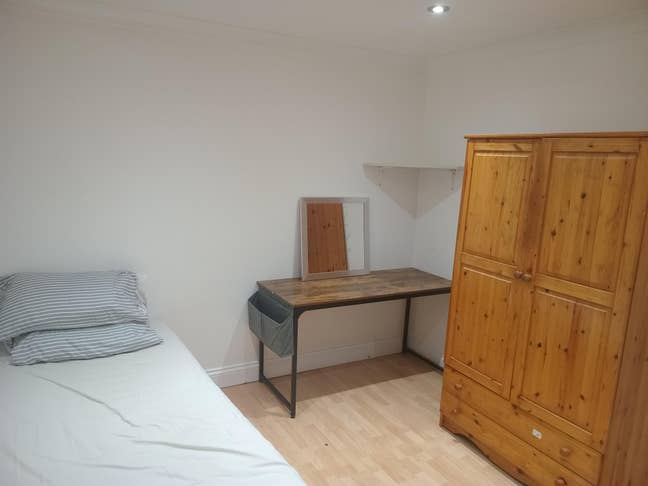 Serene Townhouse in Beckton Main Photo
