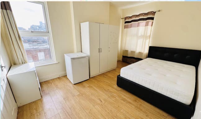 Spacious Double Room with an En-Suite - Harrow  Main Photo