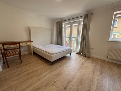 New home close to city center and train station. Main Photo