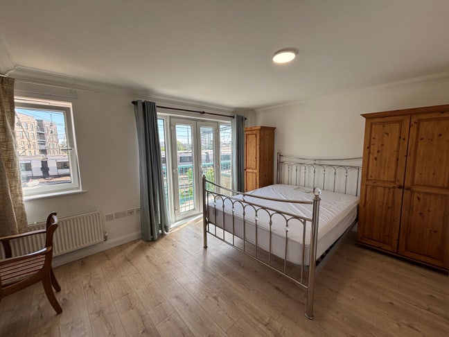 New home close to city center and train station. Main Photo