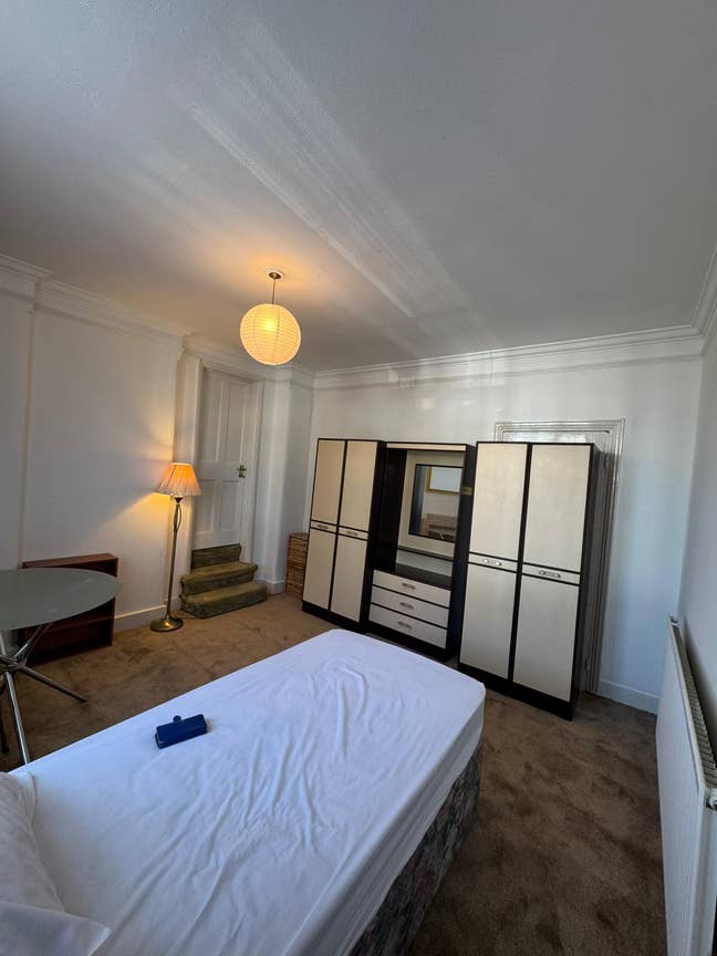 Low cost accommodation in Grange Park London N21 Main Photo