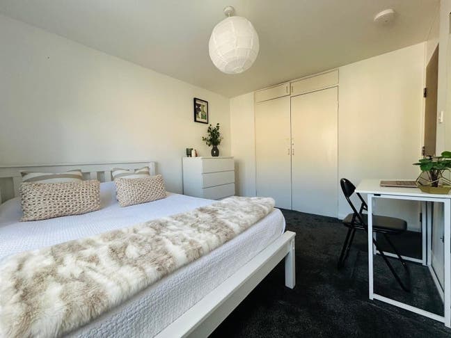 Large double room 9min walk to station Main Photo