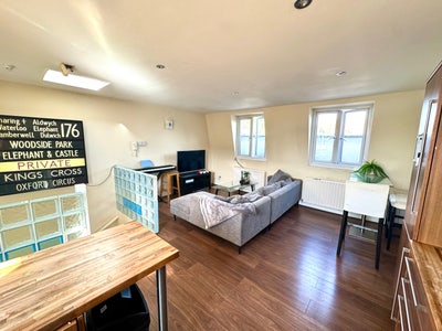 Spacious Bedroom - London Bridge - Bright & Airy Main Photo