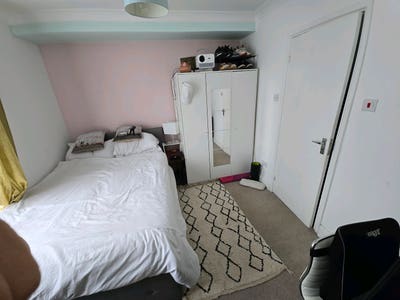 Bright Double Bed - Ensuite - Off Bath Road Main Photo