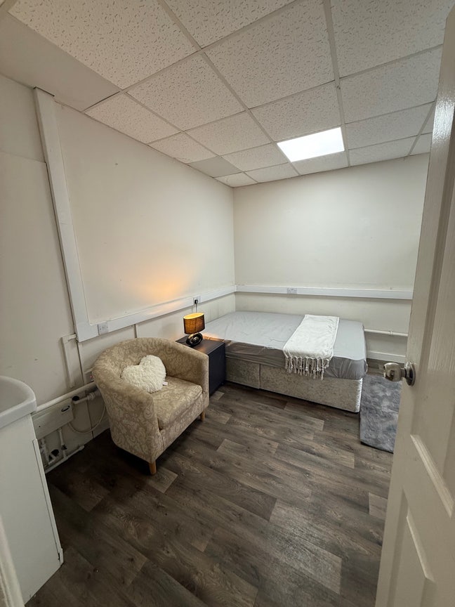 Fully refurbished large studio in DA16 Main Photo