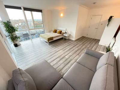 Lovely master room in Crossharbour Main Photo