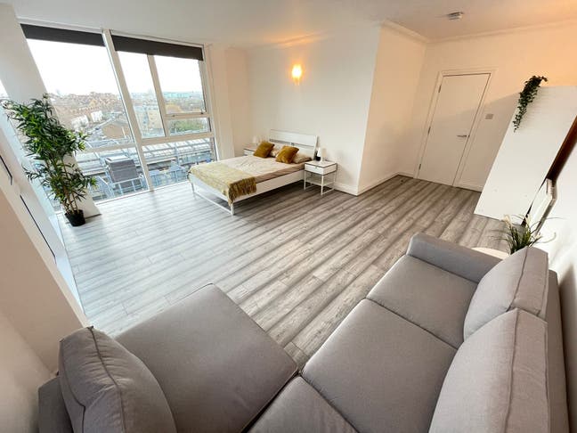 Lovely master room in Crossharbour Main Photo
