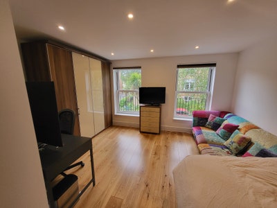 SHORT STAY Dbl room+own bathroom in Kings X/Camden Main Photo