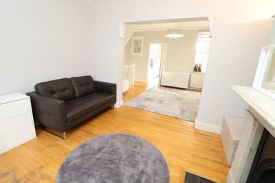 Stunning Luxury Flat! Modern Living Room & Garden Main Photo