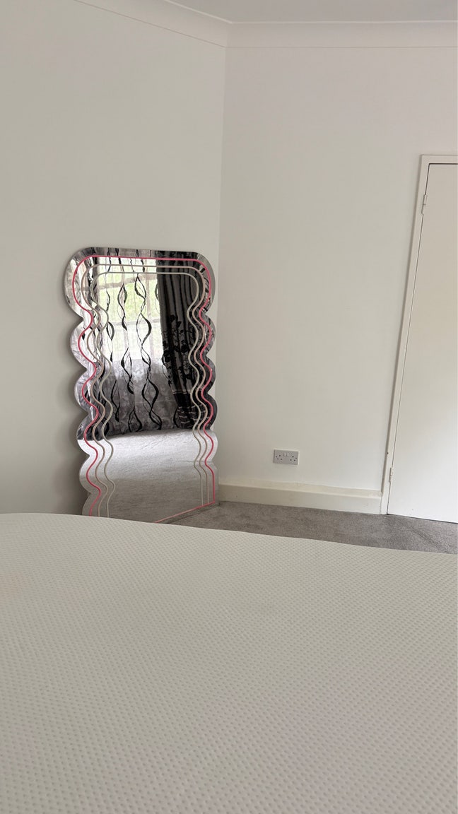 Spacious Room for Rent – Utilities Included! Main Photo