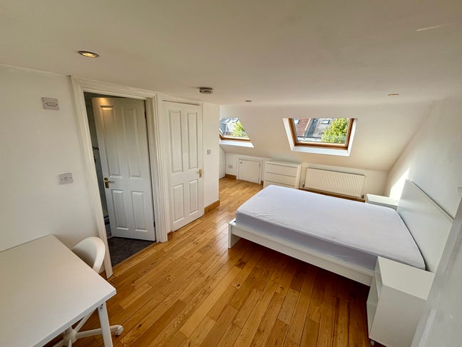 Ensuite Just Come Available in Wimbledon Park Main Photo