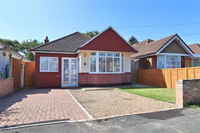 Three Bed Bunglow house in Woking Main Photo