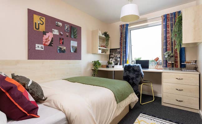 Ensuite Room at The Plaza Leeds – &pound;165 PW Main Photo
