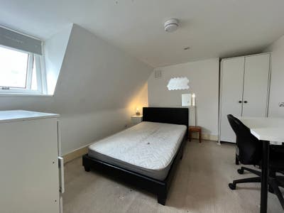 Medium-Sized Room in a Spacious 5-Bed Flat – Oval Main Photo