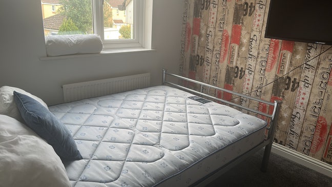 Lovely bright large DOUBLE room with a new bed Main Photo