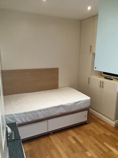 Beautiful modern single room in Hendon. Main Photo