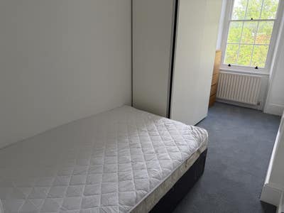 Fantastically located 4 double bed furnished flat Main Photo