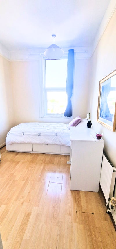 Furnished Room in Clean Professional Home Main Photo