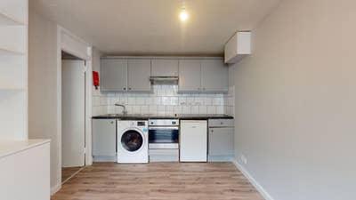 1 Bedroom flat, W3 with parking Main Photo