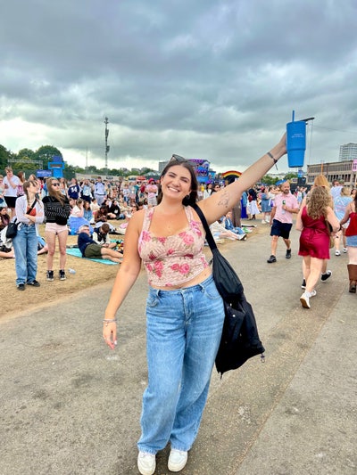Hey! I’m looking for a social house share 🌸 Main Photo
